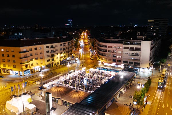 Aftertaste na Kvatriću u Zagrebu snimljen iz zraka uz osvijetljene ulice