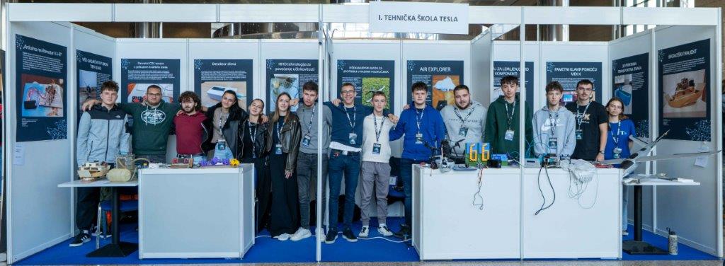 Učenici i učenice I. tehničke škole Tesla predstavljaju svoje projekte na sajamskom štandu s plakatima i maketama