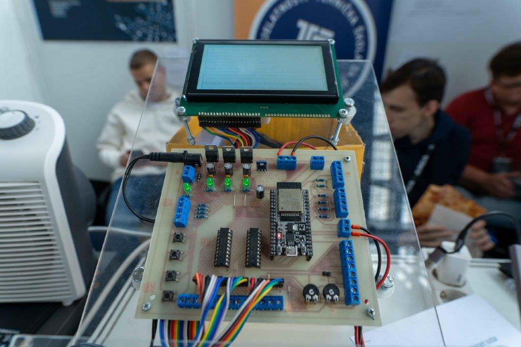 Sklop s integriranim krugovima i digitalnim ekranom prikazan izbliza na sajmu ARCA