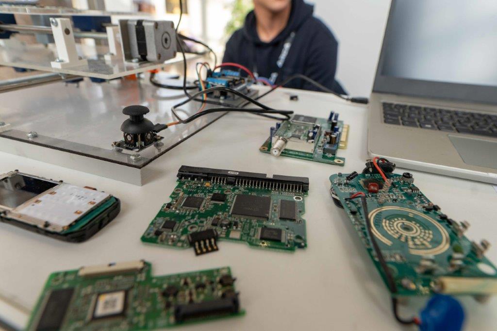 Rastavljena elektronika i računalne komponente izbliza na sajmu inovacija ARCA