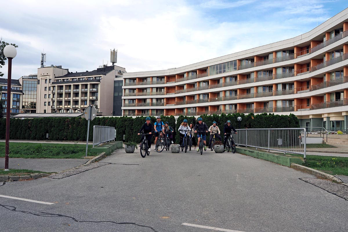 Novinari na električnim biciklima kreću na izlet s prilaza hotelskog kompleksa Terme 3000