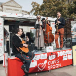 Jazz bend nastupa na mobilnoj pozornici udruge UNUO tijekom gastro natjecanja Cupi's Spoon u Zagrebu