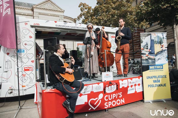 Jazz bend nastupa na mobilnoj pozornici udruge UNUO tijekom gastro natjecanja Cupi's Spoon u Zagrebu