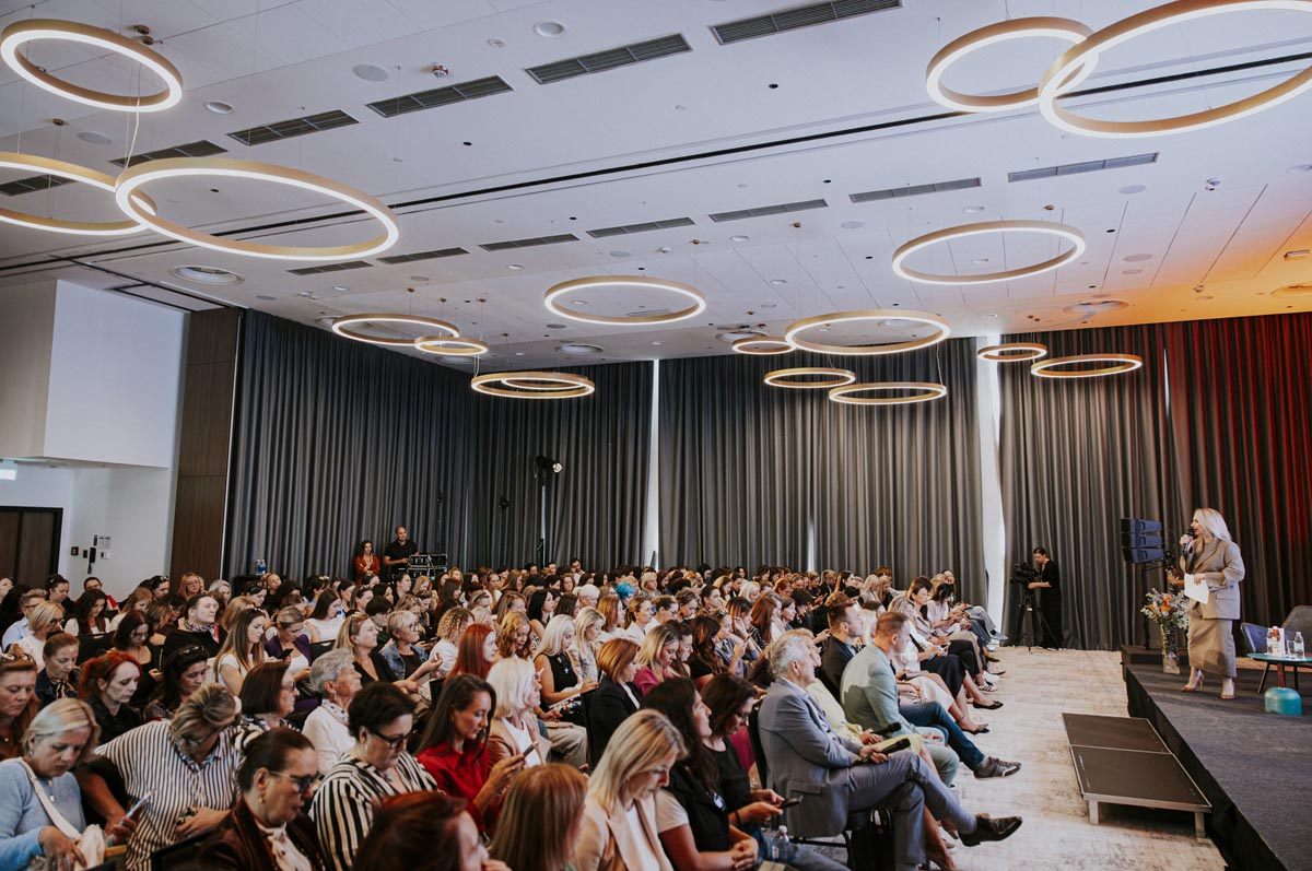 Brojna publika u dvorani prati predavanje ženske govornice na dm konferenciji