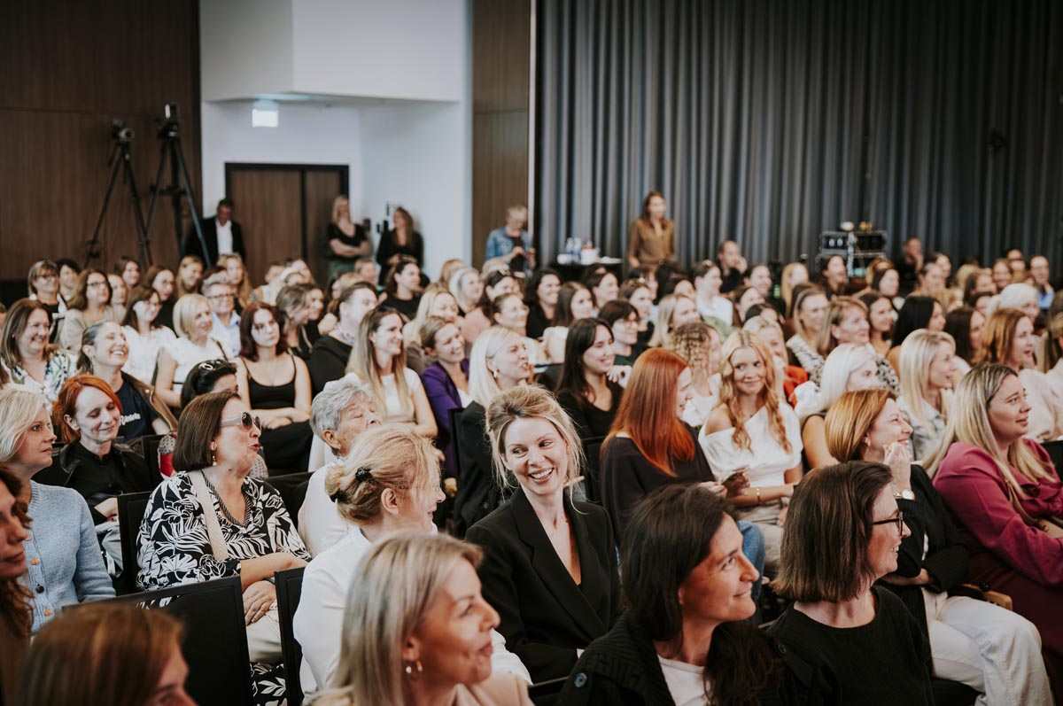 Nasmijana i brojna publika prati predavanje u dvorani dm ženske konferencije
