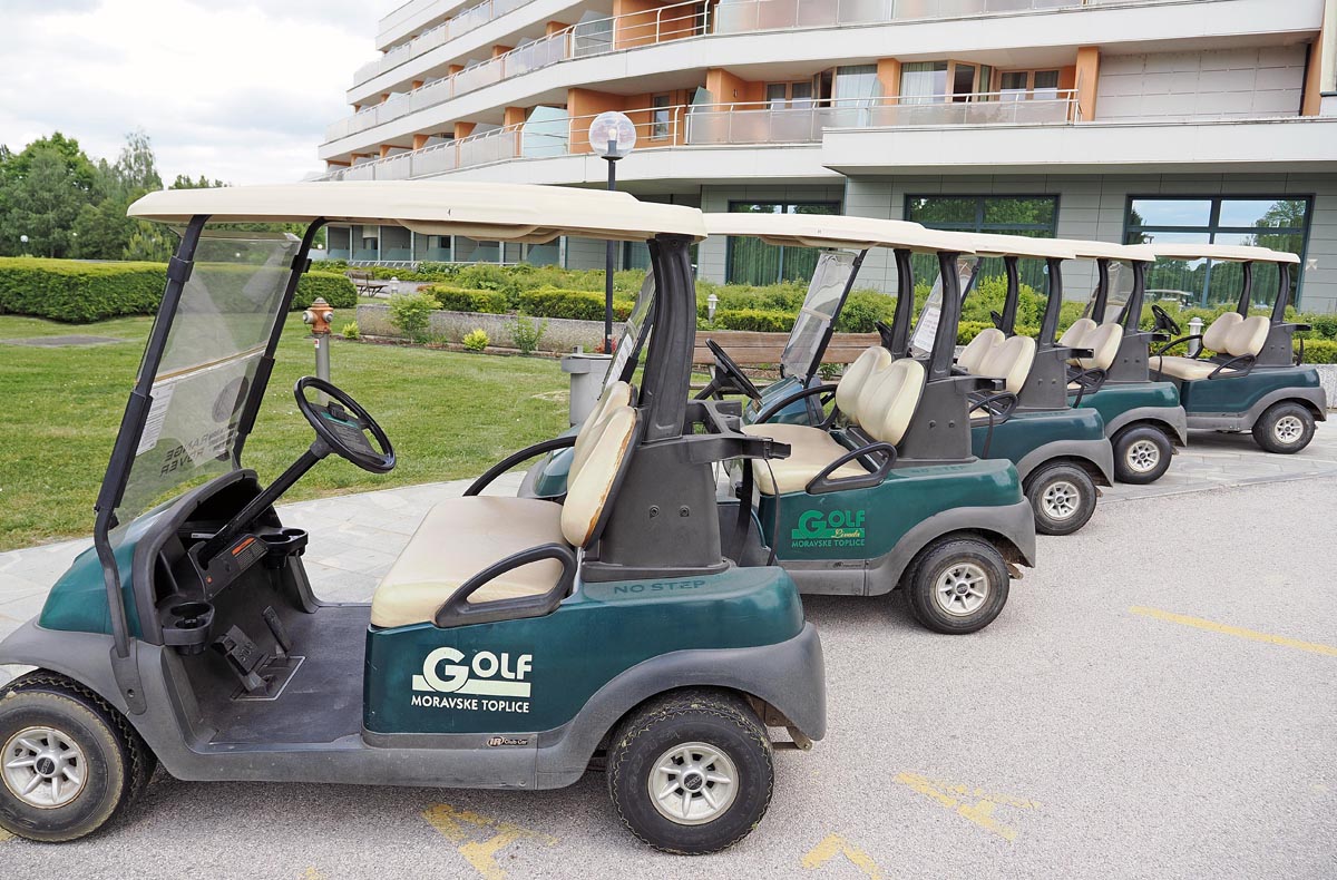 Zelena golf vozila s logotipom Moravske Toplice parkirana u nizu ispred hotela Livada Prestige