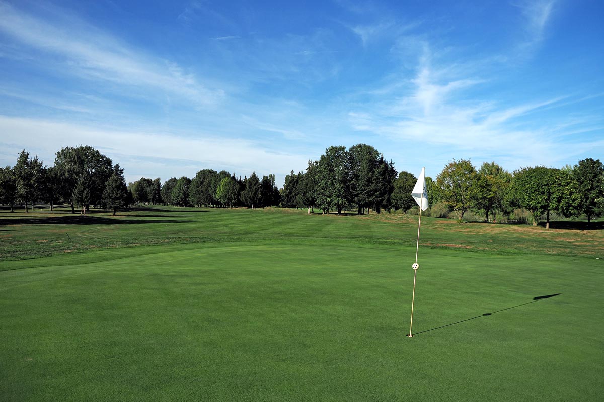 Bijela zastavica u rupi na prostranom zelenom golf igralištu Livada u Moravskim Toplicama