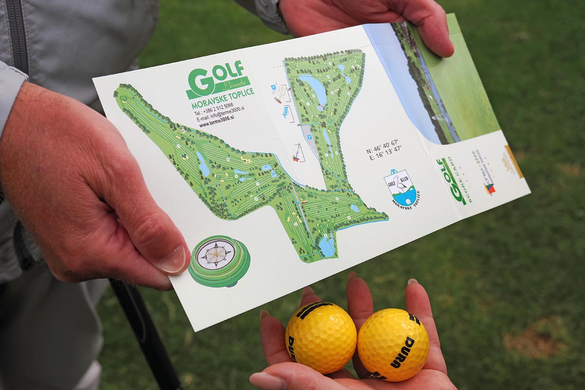 Karta golf igrališta Livada u Moravskim Toplicama i dvije žute loptice u rukama igrača