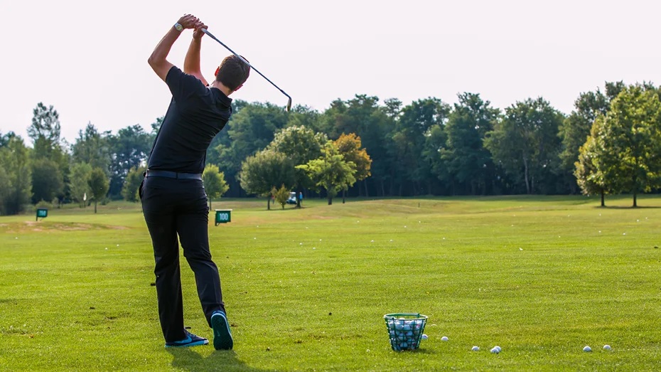 golf-terme-3000-livada Igrač golfa izvodi zamah na vježbalištu (driving range) Golf-igrališta Livada u Termama 3000.