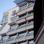 Prozori i balkoni višespratne zgrade Grand Hotel Donat Superior pod vedrim nebom