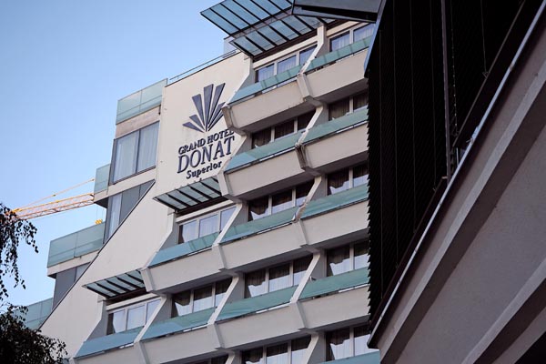Prozori i balkoni višespratne zgrade Grand Hotel Donat Superior pod vedrim nebom