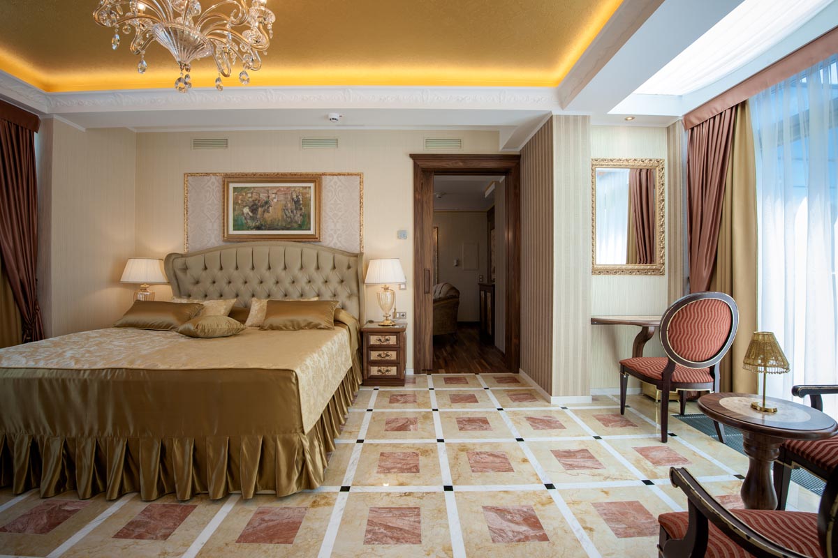 Otmjen i elegantan interijer apartmana Grand Hotel Donat s mramornim podom i bež tonovima