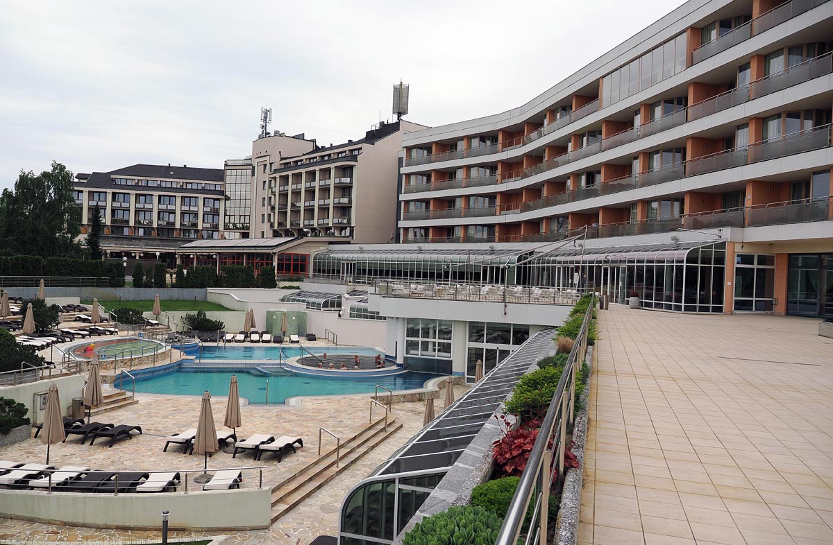 Vanjski bazeni s ležaljkama i suncobranima ispred hotela Livada Prestige i hotela Ajda
