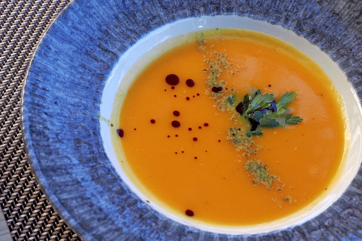 nedjeljni-rucak-kaiser-2 Gourmet krem juha od bundeve s kapljicama bučinog ulja i začinskim biljem u Restoranu Kaiser u Rogaškoj Slatini.