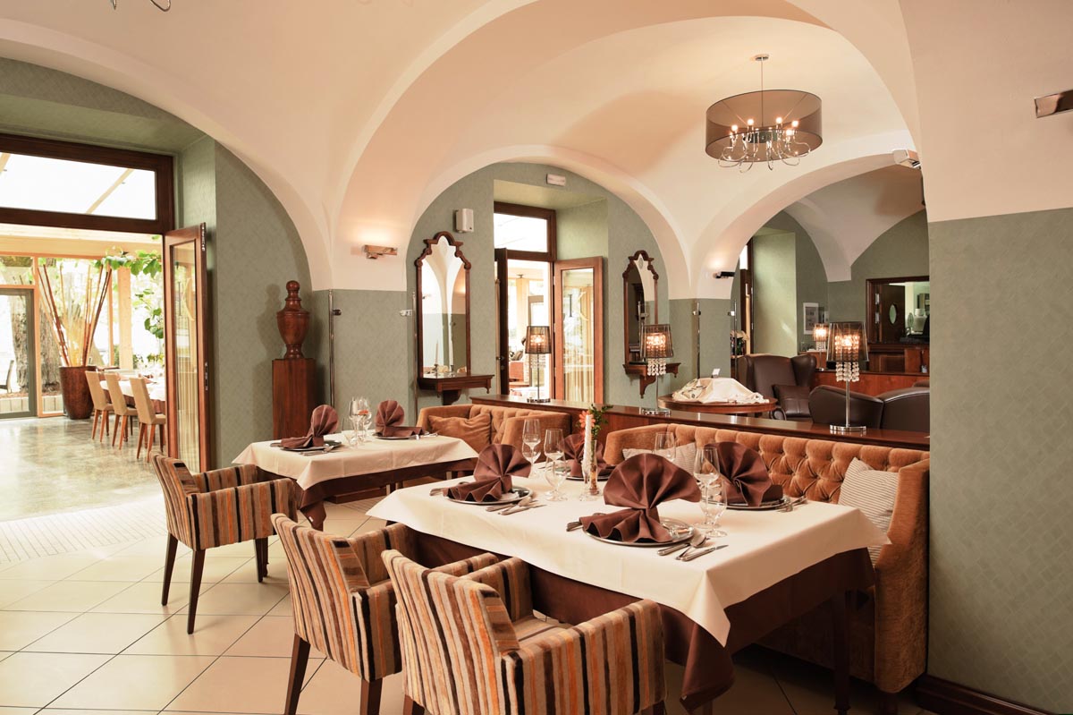 Elegantno uređen interijer s postavljenim stolovima i udobnim separeima u prestižnom Restoranu Kaiser u Rogaškoj Slatini.