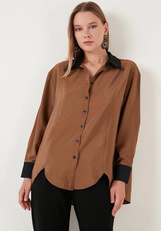 Oversized ženska košulja u camel boji s crnom kragnom i crnim manžetama na rukavima.