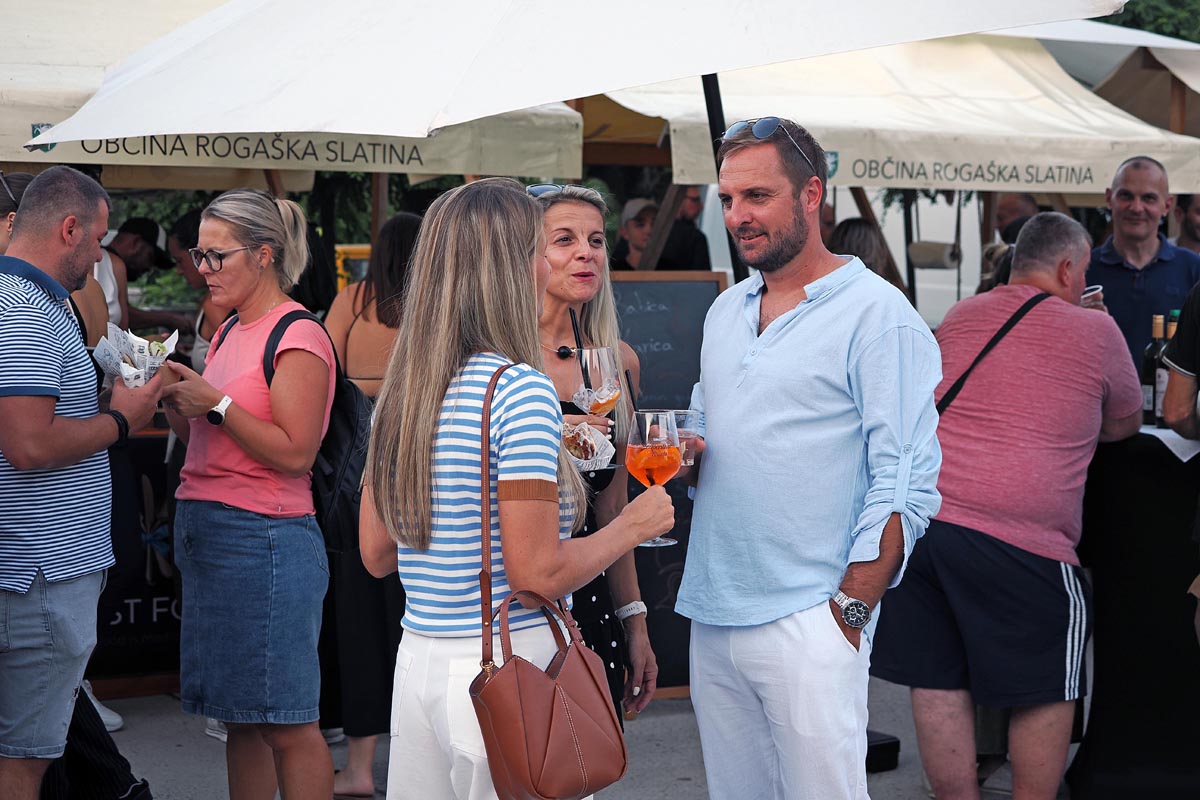 kulinari_SI_rogaska_slatina_3 troje kjudi opušteno razgovaraju na kulinarik.si