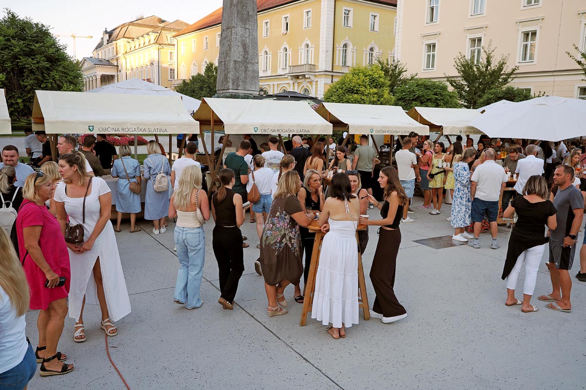 kulinari_SI_rogaska_slatina_2 ljudi ispred štandova na kulinarik.si festivalu