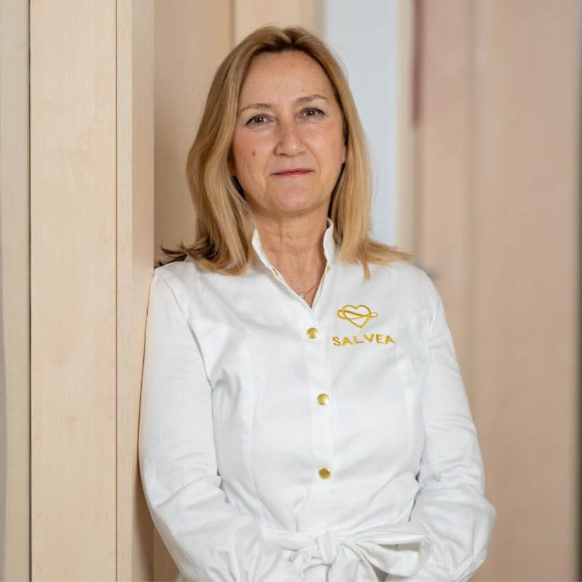 Lavinia La Grasta Sabolić u bijeloj kuti s logotipom Salvea u ordinaciji