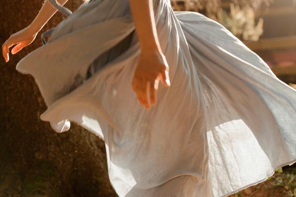 Romantični ljetni outfit s lepršavom plavkastom suknjom fotografiranom u pokretu