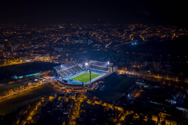Noćna snimka iz zraka osvijetljenog Stadiona Maksimir i panorame Zagreba