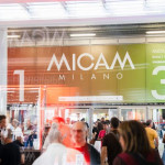 Ulaz na sajam obuće MICAM Milano s velikim natpisom i brojevima hala