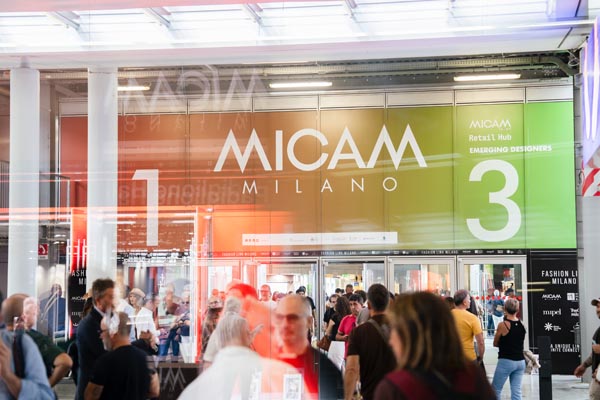 Ulaz na sajam obuće MICAM Milano s velikim natpisom i brojevima hala