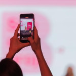 Ruke koje drže pametni telefon i fotografiraju prezentaciju na ekranu tijekom BIPA konferencije