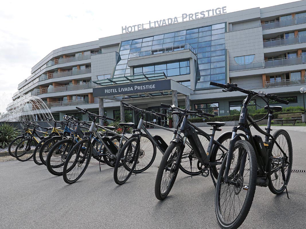 Niz električnih bicikala parkiran ispred ulaza u hotel Livada Prestige u Moravskim Toplicama