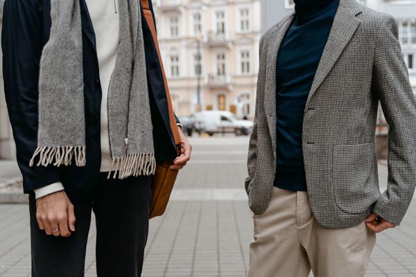 Muškarci u vunenom sakou i s mekim sivim šalom na gradskoj ulici
