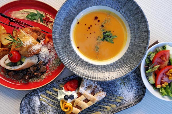 Moderna prezentacija tradicionalnih jela u Restoranu Kaiser: krem juha, sporo kuhano meso s prilogom, svježa salata i vrhunski desert.