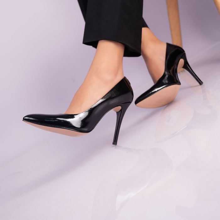 Crne lakirane salonke na visoku petu u kombinaciji s elegantnim crnim hlačama