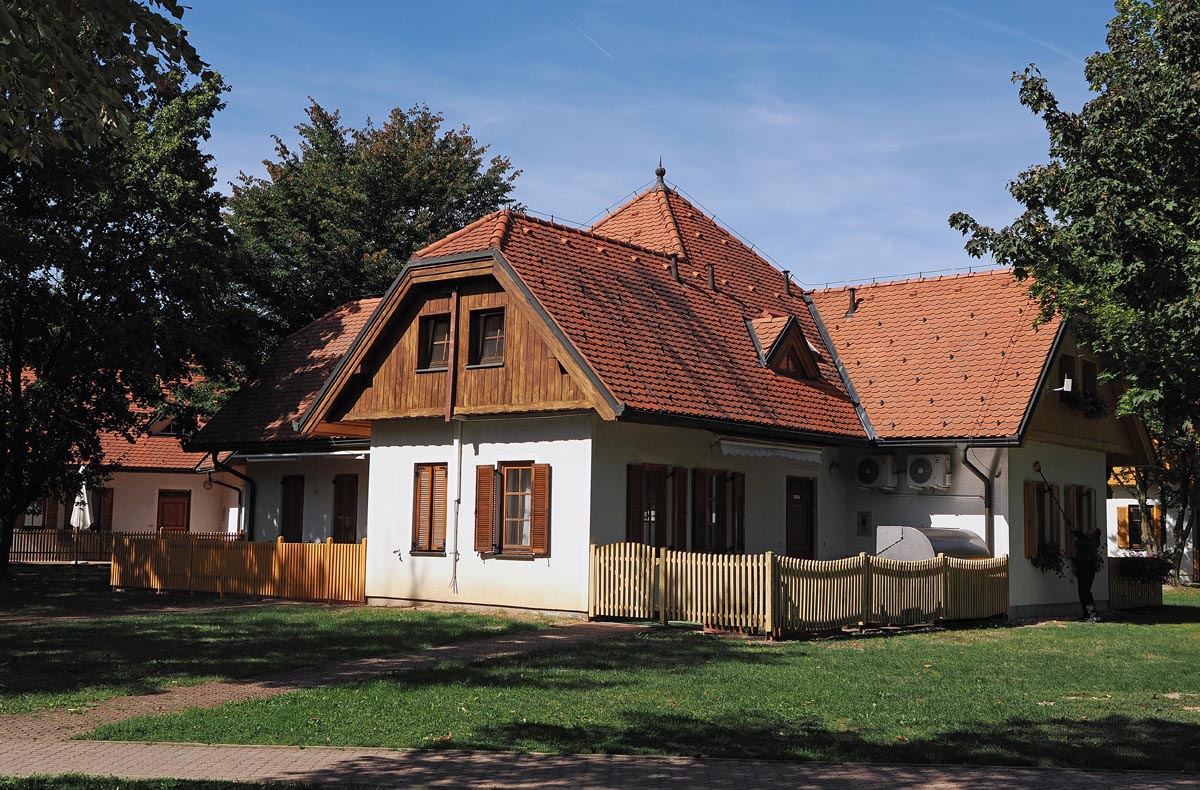 Bijele turističke kućice s crvenim krovovima u apartmanskom naselju Prekmurska vas