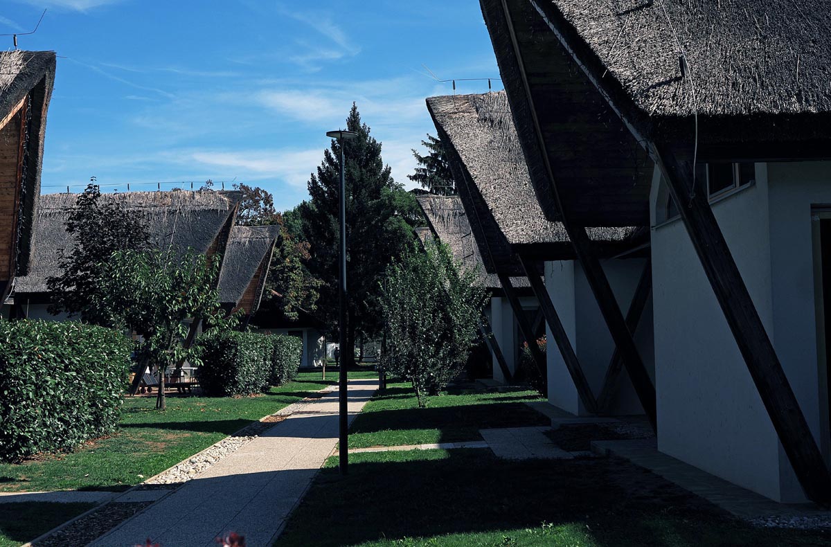 Bungalovi s tradicijskim slamnatim krovovima u turističkom naselju Ajda