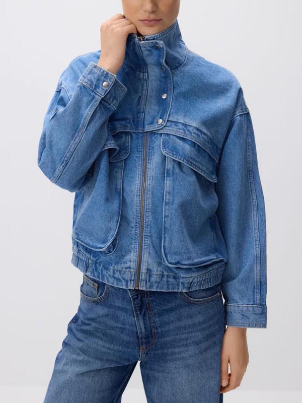 Model u plavoj Reserved traper jakni oversized kroja s velikim džepovima i patentnim zatvaračem