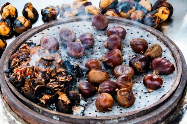 Tradicionalni pečeni kesteni na uličnom štandu tijekom jesenske kestenijade