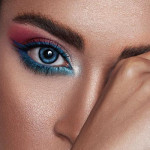 Urednički modni make-up look s odvažnim plavim i ružičastim sjenilom na modelu s plavim lećama