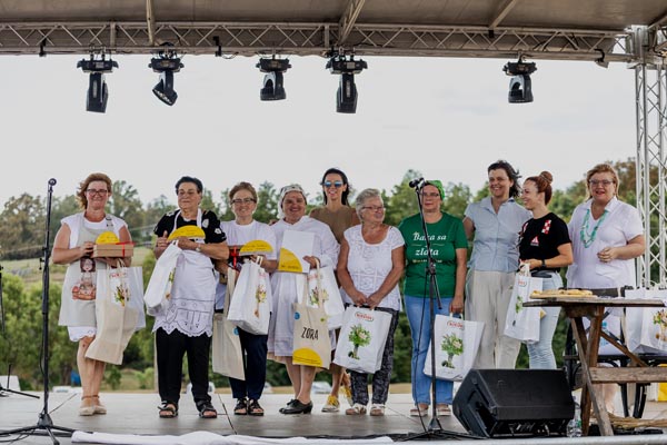 pobjednice zlatne bake na pozornici štrudlafesta