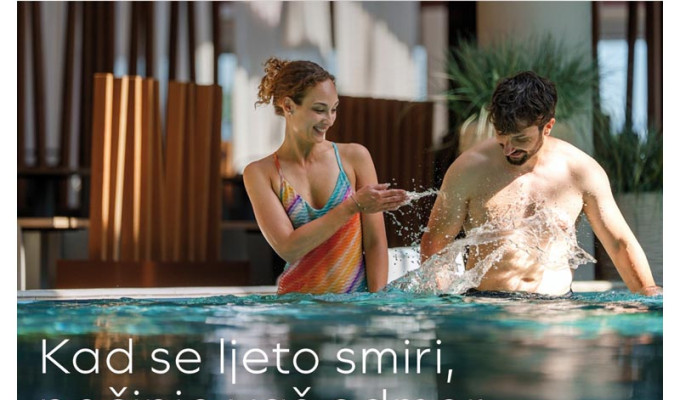 Par na odmoru u bazenu Termi 3000 uz reklamni tekst "Kad se ljeto smiri, počinje vaš odmor."
