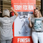 Promocija utrke Terry Fox Run 2026 uz prepoznatljive sive sportske majice