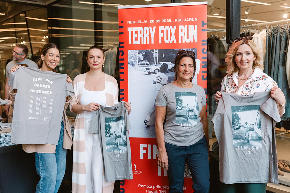 Sudionice promocije drže majice za akciju Terry Fox Run