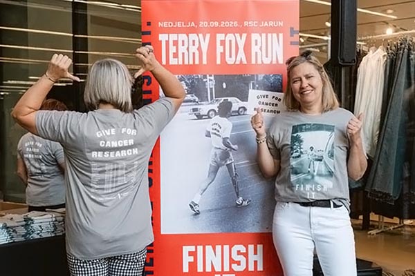 Promocija utrke Terry Fox Run 2026 uz prepoznatljive sive sportske majice