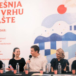 Sudionici panel rasprave govore na mikrofon ispred plakata Trešnja na vrhu mašte