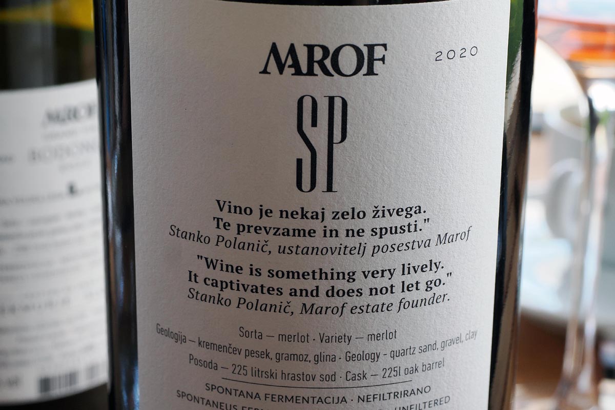 Krupni kadar stražnje etikete vina Marof SP iz 2020 godine s citatom osnivača