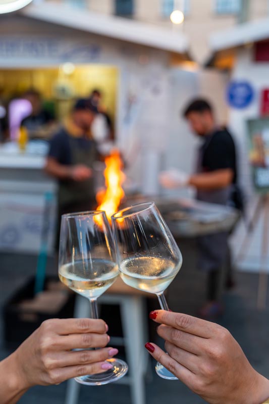 dvije čaše vina a u pozadini vatra