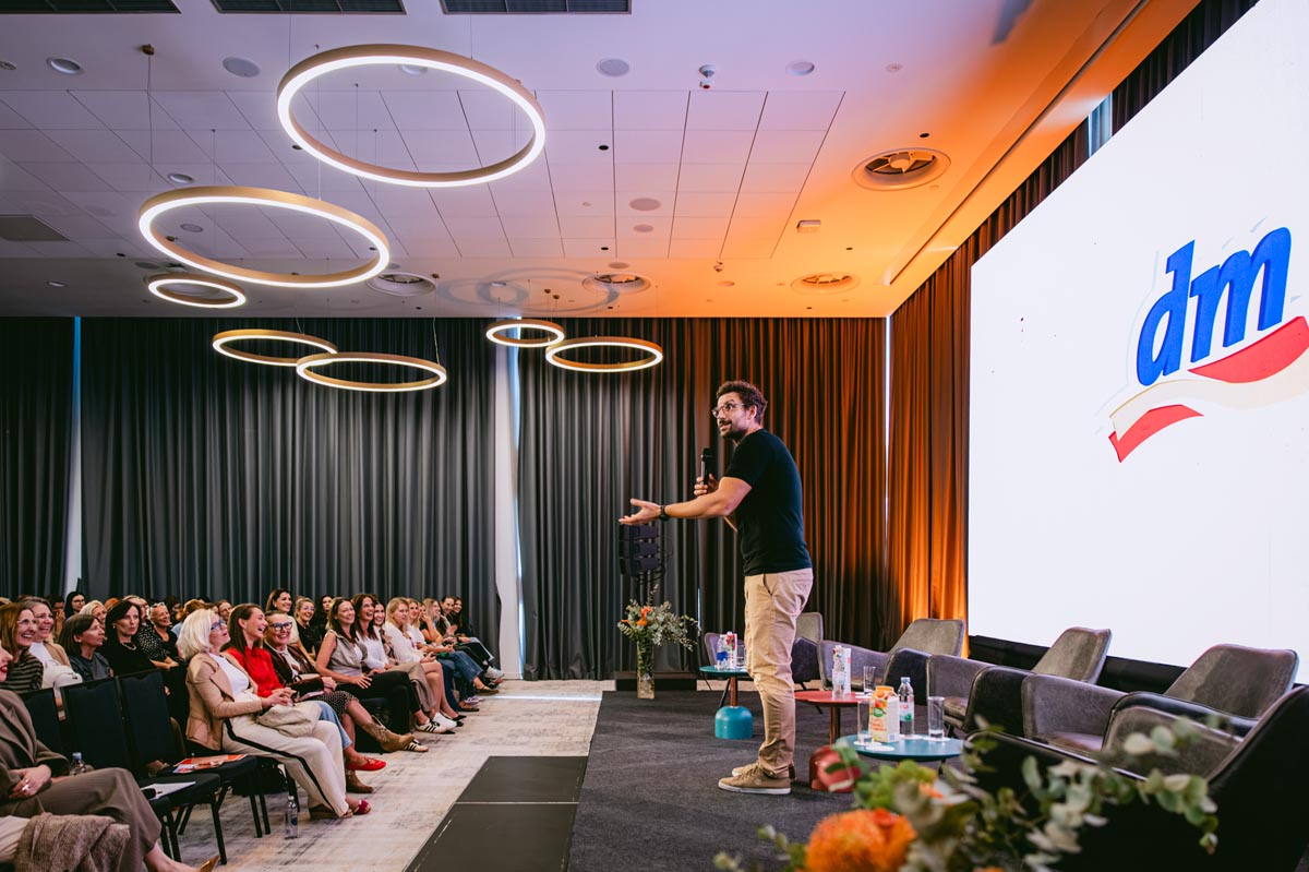 Stand-up komičar Vlatko Štampar pred publikom na dm konferenciji