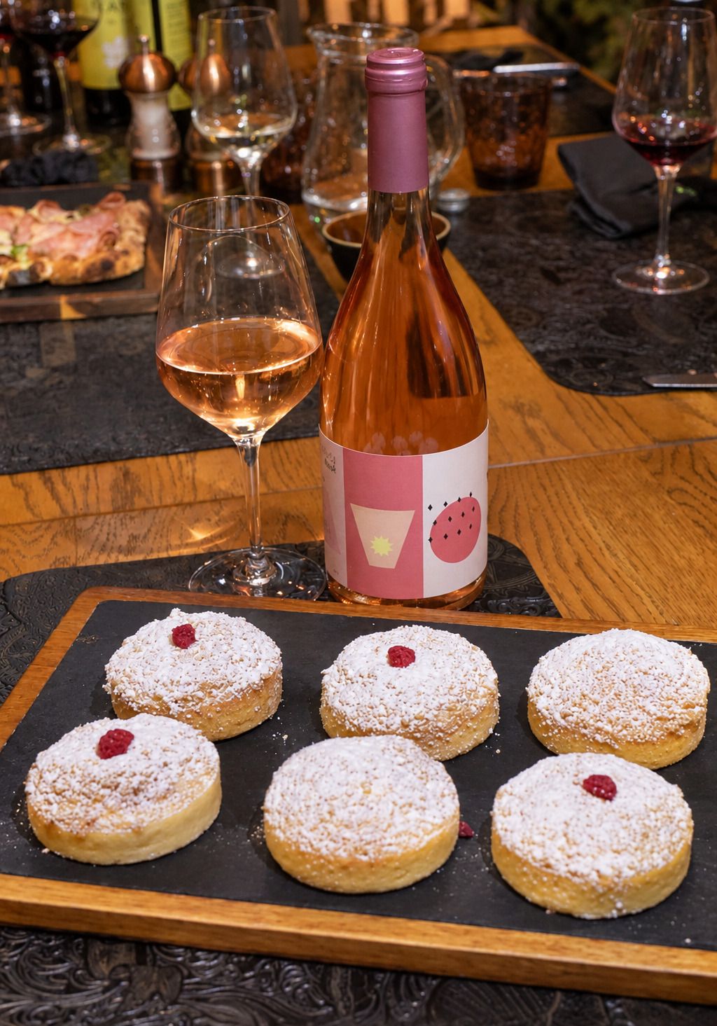 Art of Tart na drvenoj plati uz Sávoj Rosé 2025 vinarije Belje