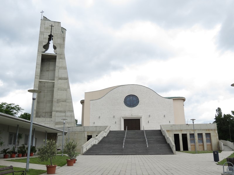 Pogled na betonski zvonik i glavno kameno stubište župne crkve svetog Ivana XXIII. pape u Zagrebu