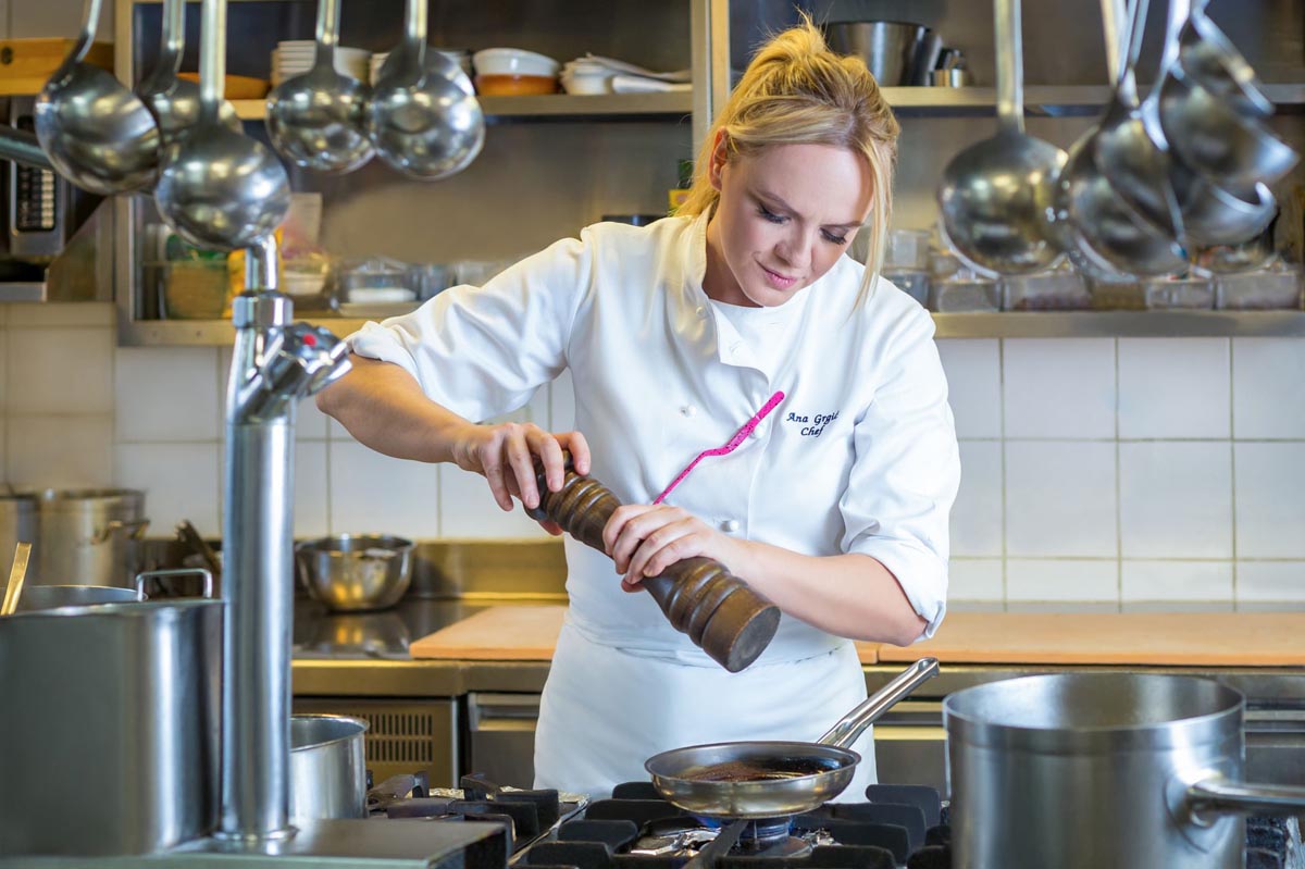 Šefica kuhinje Ana Grgić Tomić koristi mlinac za papar iznad tave u profesionalnoj kuhinji restorana Le Bistro Esplanade