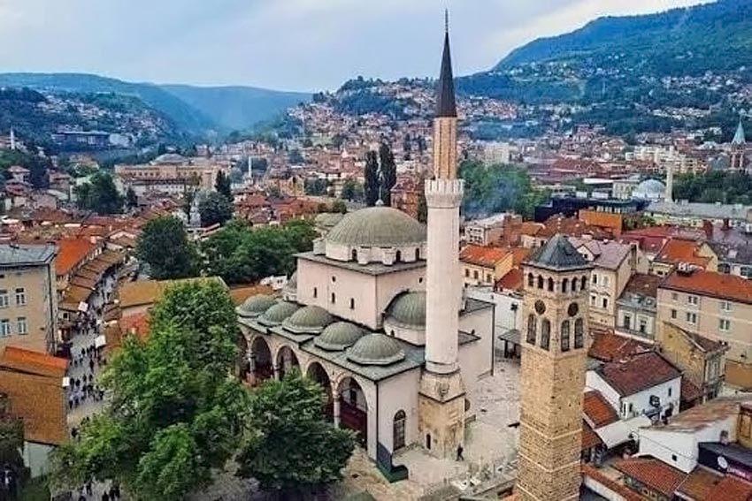Gazi Husrev-begova džamija i Sahat-kula u Sarajevu s panoramskim pogledom na Baščaršiju i brda
